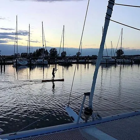 Am Yachthafen In *