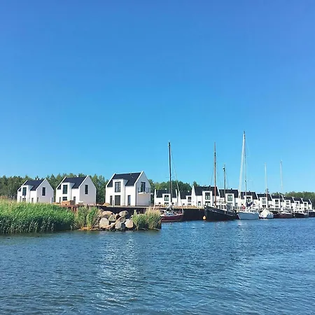 Am Yachthafen In *