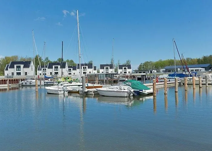 Am Yachthafen In *